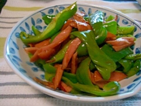 ピーマンと魚肉ソーセージの炒め物